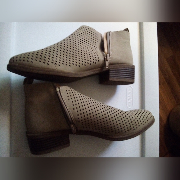 Women's ankle boots - Picture 2 of 3